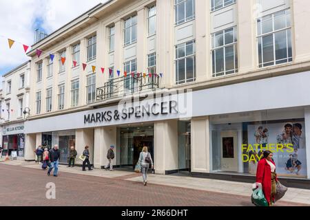 Ingresso ai grandi magazzini Marks and Spencer, Westgate Street, Ipswich, Suffolk, Inghilterra, Regno Unito Foto Stock