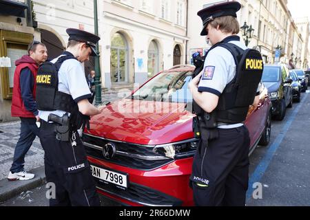 La polizia ispeziona un'auto danneggiata, a seguito di uno scontro tra i tifosi di West Ham e Fiorentina a Praga, in vista della finale della UEFA Europa Conference League alla Fortuna Arena. La forza ha detto che i tifosi italiani hanno attaccato i tifosi del West Ham in un bar nella capitale del paese, con tre persone rimaste ferite di conseguenza. È stato inoltre confermato che un agente di polizia è stato attaccato durante l'incidente. Data immagine: Mercoledì 7 giugno 2023. Foto Stock