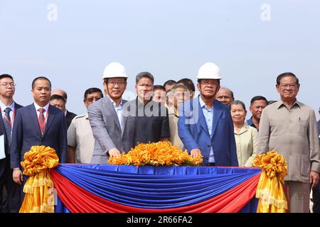 Kandal, provincia di Kandal. 7th giugno, 2023. Il primo ministro cambogiano Samdech Techo Hun Sen (R, front) e l'ambasciatore cinese in Cambogia Wang Wentian (L, front) partecipano alla cerimonia di inaugurazione della Phnom Penh-Bavet Expressway, la seconda autostrada cinese investita del regno, nella provincia di Kandal, Cambogia, il 7 giugno 2023. Cambogia il Mercoledì ha rotto terreno sulla seconda cinese-investita autostrada che collega la capitale Phnom Penh con Bavet Città di Svay Rieng provincia al confine con il Vietnam. Credit: Ly Lay/Xinhua/Alamy Live News Foto Stock