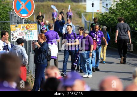 Praga, Repubblica Ceca. 07th giugno, 2023. I tifosi della Fiorentina arrivano prima della finale della UEFA Conference League tra Fiorentina e il prosciutto Unito ad ovest alla Fortuna Arena il 7th 2023 giugno a Praga, in Cechia. (Foto di Daniel Chesterton/phcimages.com) Credit: PHC Images/Alamy Live News Foto Stock