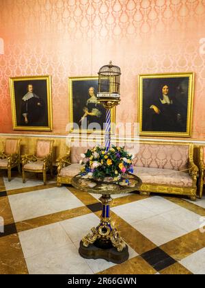 Sala fiamminga con una collezione di ritratti olandesi del 17th ° secolo nel Palazzo reale di Napoli che nel 1734 divenne la residenza reale dei Borboni - Napoli, Italia Foto Stock