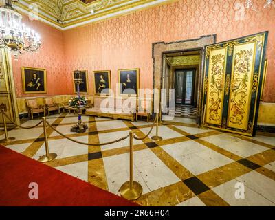 Sala fiamminga con una collezione di ritratti olandesi del 17th ° secolo nel Palazzo reale di Napoli che nel 1734 divenne la residenza reale dei Borboni - Napoli, Italia Foto Stock