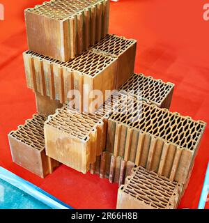 Blocchi di ceramica in una mostra nel negozio Foto Stock