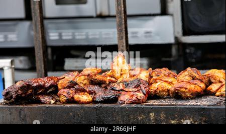 Ribfest Food Festival costolette abd Chicken tirato di maiale barbecue Grill cucina Foto Stock