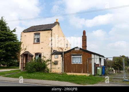 Vecchio due su due giù semi-cottage indipendente con estensione laterale in legno Church Lane Cherry Willingham Lincolnshire, Inghilterra, Regno Unito Foto Stock