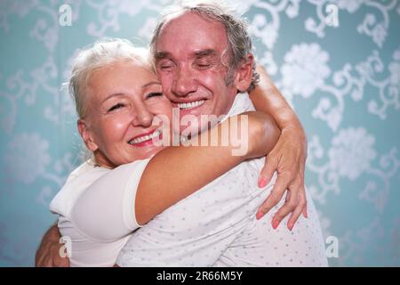 Primo piano ritratto felice, affettuoso coppia anziana abbraccio Foto Stock