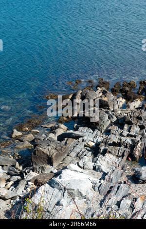 Splendida vista sulle rocce e le acque della baia di Narragansett da Sachuest Point, Middletown, Rhode Island Foto Stock