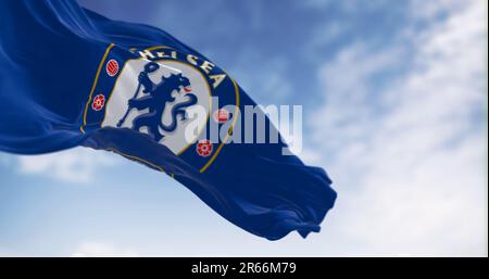 Londra, Regno Unito, 2023 febbraio: Bandiera del Chelsea Football Club che sventola in una giornata limpida. Leone araldico blu in possesso di un personale. Tessuto ondulato. Sfondo strutturato. Selez Foto Stock