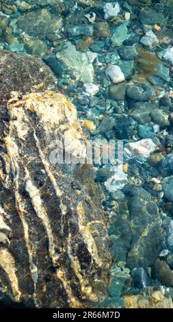 Vista astratta delle rocce appena sotto l'acqua a Sachuest Point, Middletown, Rhode Island Foto Stock