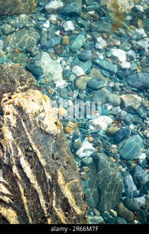 Vista astratta delle rocce appena sotto l'acqua a Sachuest Point, Middletown, Rhode Island Foto Stock