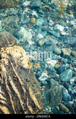 Vista astratta delle rocce appena sotto l'acqua a Sachuest Point, Middletown, Rhode Island Foto Stock