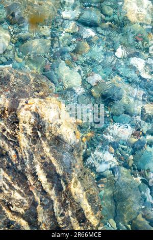 Vista astratta delle rocce appena sotto l'acqua a Sachuest Point, Middletown, Rhode Island Foto Stock