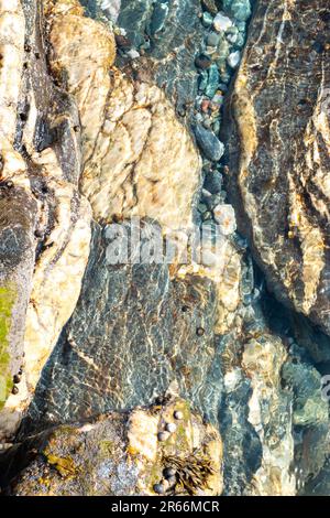 Vista astratta delle rocce appena sotto l'acqua a Sachuest Point, Middletown, Rhode Island Foto Stock