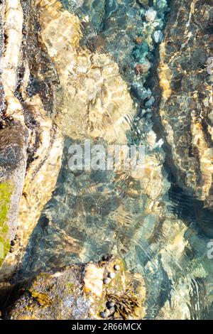 Vista astratta delle rocce appena sotto l'acqua a Sachuest Point, Middletown, Rhode Island Foto Stock