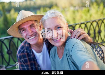 Selfie POV ritratto felice coppia anziana sul balcone estivo Foto Stock