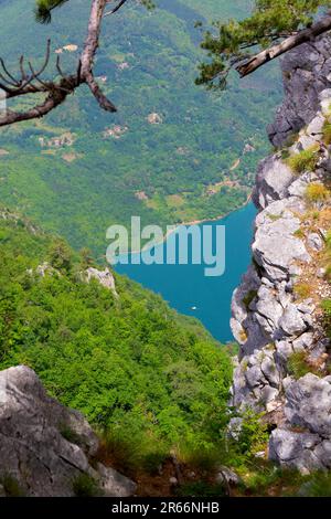 Gemma della natura: Il lago Perucac riflette la tranquilla serenità mentre il punto di osservazione di Banjska Stena svela il fascino mozzafiato del Monte Tara - immagini Foto Stock