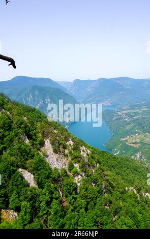 Gemma della natura: Il lago Perucac riflette la tranquilla serenità mentre il punto di osservazione di Banjska Stena svela il fascino mozzafiato del Monte Tara - immagini Foto Stock