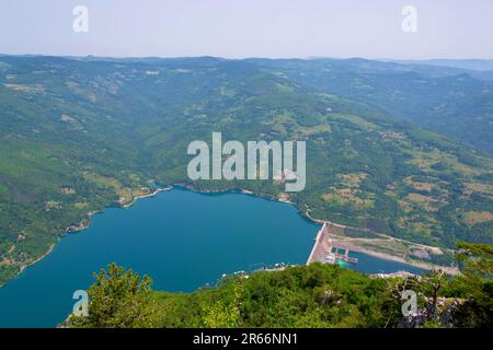 Gemma della natura: Il lago Perucac riflette la tranquilla serenità mentre il punto di osservazione di Banjska Stena svela il fascino mozzafiato del Monte Tara - immagini Foto Stock