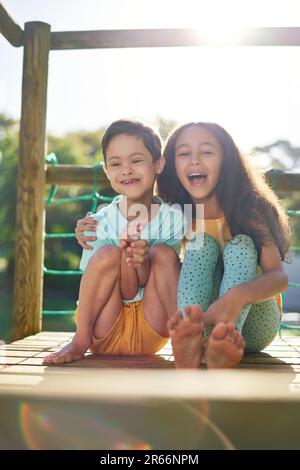 Ritratto sorella felice abbracciando fratello con la sindrome di Down Foto Stock