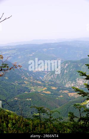 Ammira le maestose vette delle montagne e immergiti nel sereno splendore della natura incontaminata. Da questo punto di vista panoramico, osserva l'armonioso Foto Stock