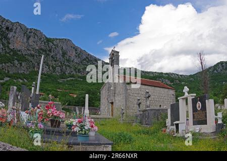 Groblje Podvrace Cemicret e cappella vicino a Danilovgrad, Montenegro Foto Stock