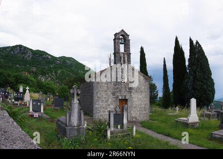 Groblje Podvrace Cemicret e cappella vicino a Danilovgrad, Montenegro Foto Stock