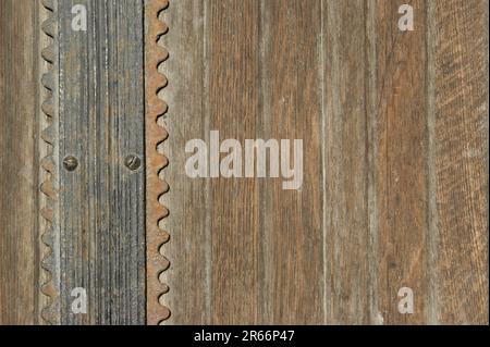 Frammento di una vecchia porta. Porte d'epoca con elementi metallici. Foto Stock