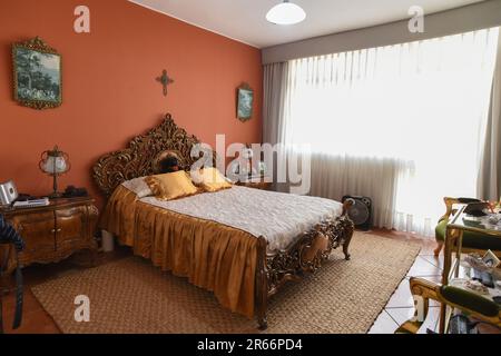 habitacion para tourist con muebles clasicos, armadio y ventana Foto Stock