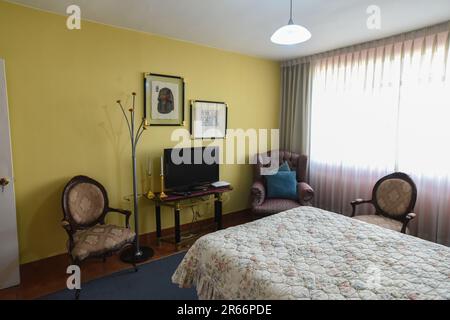 habitacion para tourist con muebles clasicos, armadio y ventana Foto Stock