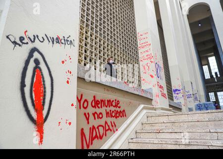 Ripulire gli sforzi a Hermosillo dopo la dimostrazione per la Giornata internazionale della donna HERMOSILLO, MESSICO - 09 MARZO: Vista generale dell'ingresso del Museo e della Biblioteca dell'Università di sonora con graffiti mentre sono in corso gli sforzi di pulizia dopo la manifestazione sulla Giornata Internazionale della Donna presso l'Università di sonora il 9 2021 marzo a Hermosillo, Messico. (Foto di Luis Gutiérrez/Norte Foto/) Esfuerzos de limpieza en Hermosillo tras manifestación por el Día Internacional de la Mujer HERMOSILLO, MÉXICO - 09 DE MARZO: Vista General de la entrada del Museo y Biblioteca de la Universidad Foto Stock