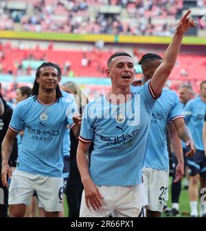 Phil Foden di Manchester City festeggia dopo la finale della Emirates fa Cup tra Manchester City e Manchester United allo stadio di Wembley, Londra Foto Stock