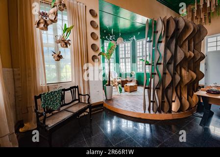 hall y comedor de departamento con acabados de madera inspirados en la selva peruana Foto Stock