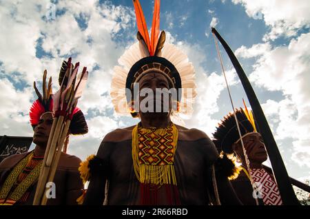 6 giugno 2023, BrasÃ-lia, Brasile: Un protester indigeno con pittura facciale partecipa alla manifestazione. Nel mese di giugno tra il 5th e il 7th, i manifestanti indigeni hanno organizzato una mobilitazione nazionale, contro il PL490/PL2903 noto come Marco Temporal. Discusso dal 2007, che riguarda i territori indigeni e i loro diritti fondiari. Questo progetto difende che prima del 1988, quando fu creata la nuova costituzione brasiliana, tutto il territorio occupato solo dalle popolazioni indigene sarebbe stato considerato se fosse già approvato e stabilito dalla legge fino al 5th ottobre 1988. L'idea di PL490, è di considerare che afte Foto Stock