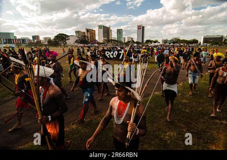 6 giugno 2023, BrasÃ-lia, Brasile: I manifestanti indigeni marciano durante la manifestazione. Nel mese di giugno tra il 5th e il 7th, i manifestanti indigeni hanno organizzato una mobilitazione nazionale, contro il PL490/PL2903 noto come Marco Temporal. Discusso dal 2007, che riguarda i territori indigeni e i loro diritti fondiari. Questo progetto difende che prima del 1988, quando fu creata la nuova costituzione brasiliana, tutto il territorio occupato solo dalle popolazioni indigene sarebbe stato considerato se fosse già approvato e stabilito dalla legge fino al 5th ottobre 1988. L'idea del PL490, è di considerare che dopo la nuova data del B Foto Stock