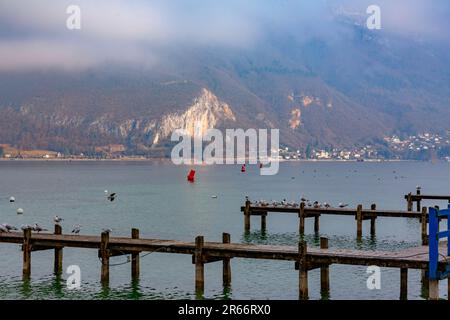 Il lago di Annecy, nella regione dell'alta Savoia, è alimentato da sorgenti di montagna e noto per le sue acque pulite. Foto Stock