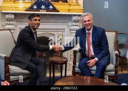 Washington, Stati Uniti. 07th giugno, 2023. Il relatore della Casa Kevin McCarthy, R-CA, incontra il primo ministro del Regno Unito, Rishi Sunak, negli Stati Uniti Campidoglio a Washington, DC Mercoledì, Giugno, 7. Foto di Bonnie Cash/UPI Credit: UPI/Alamy Live News Foto Stock