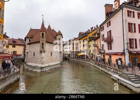 Annecy, Francia - 29 gennaio 2022: Il Palais de l'Isle è una vecchia casa fortificata del 12th ° secolo, situato nella città di Annecy nella regione A. Foto Stock