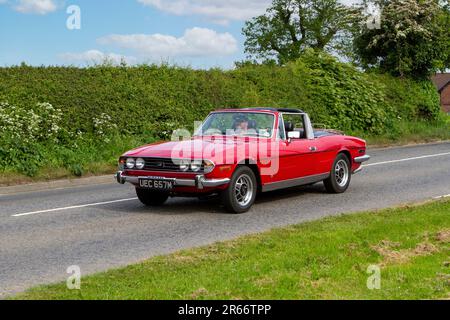 Red Triumph Stag Classic 1974, auto sportiva d'epoca. Yesteryear Motors in viaggio per la mostra di automobili di Capesthorne Hall Vintage Collectors, Cheshire, Foto Stock