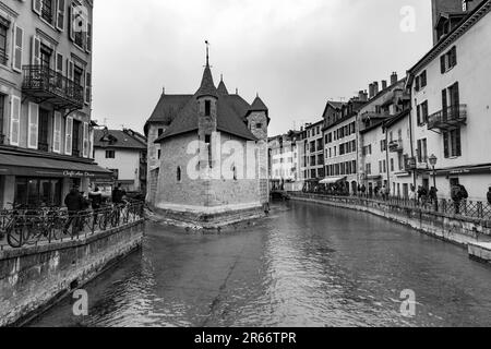 Annecy, Francia - 29 gennaio 2022: Il Palais de l'Isle è una vecchia casa fortificata del 12th ° secolo, situato nella città di Annecy nella regione A. Foto Stock