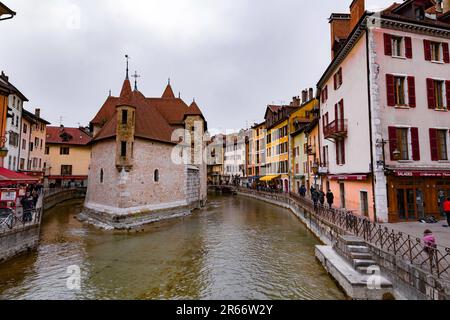 Annecy, Francia - 29 gennaio 2022: Il Palais de l'Isle è una vecchia casa fortificata del 12th ° secolo, situato nella città di Annecy nella regione A. Foto Stock