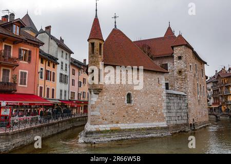 Annecy, Francia - 29 gennaio 2022: Il Palais de l'Isle è una vecchia casa fortificata del 12th ° secolo, situato nella città di Annecy nella regione A. Foto Stock