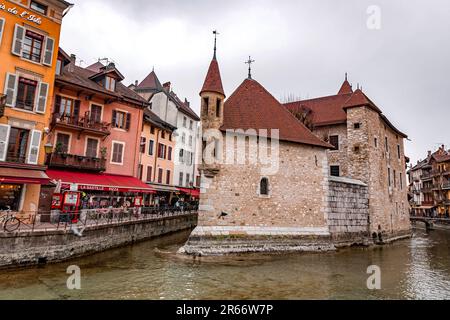 Annecy, Francia - 29 gennaio 2022: Il Palais de l'Isle è una vecchia casa fortificata del 12th ° secolo, situato nella città di Annecy nella regione A. Foto Stock