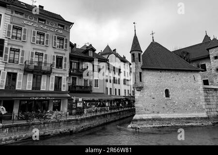 Annecy, Francia - 29 gennaio 2022: Il Palais de l'Isle è una vecchia casa fortificata del 12th ° secolo, situato nella città di Annecy nella regione A. Foto Stock