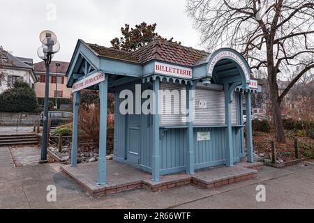 Annecy, Francia - 29 gennaio 2022: Biglietto in legno dipinto di blu in stile vintage e chiosco informativo ad Annecy, Francia. Foto Stock