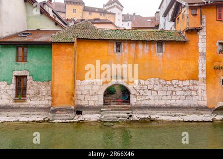 Annecy, Francia - 29 gennaio 2022: Vista panoramica dei bellissimi canali e degli edifici storici nel centro storico di Annecy, Rodano-Alpi, Francia. Foto Stock