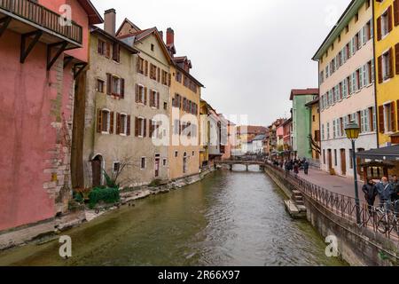 Annecy, Francia - 29 gennaio 2022: Vista panoramica dei bellissimi canali e degli edifici storici nel centro storico di Annecy, Rodano-Alpi, Francia. Foto Stock