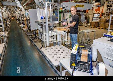 Laakdal, 07 giugno 2023. Immagine scattata durante una visita al Nike European Logistics Campus di Laakdal, mercoledì 07 giugno 2023. Nike è il più grande fornitore al mondo di scarpe e abbigliamento sportivo e un importante produttore di attrezzature sportive. Nike European Logistics Campus (ELC) è impressionante (area di 45 campi da calcio), è all'avanguardia nell'innovazione e nella crescita sostenibile e impiega circa 7.000 persone in Belgio. È il primo centro logistico di Nike al mondo e una delle più importanti piattaforme di e-commerce in Europa. In altre parole, il 70 per cento delle persone in Europa, Africa e mi Foto Stock