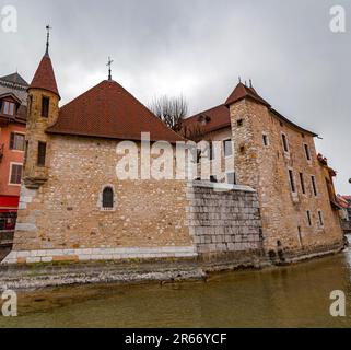 Annecy, Francia - 29 gennaio 2022: Il Palais de l'Isle è una vecchia casa fortificata del 12th ° secolo, situato nella città di Annecy nella regione A. Foto Stock