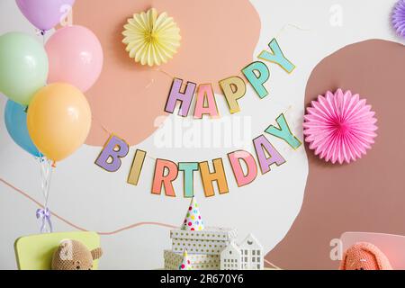 Interno per la festa di compleanno dei bambini con ghirlanda e palloncini galleggianti Foto Stock