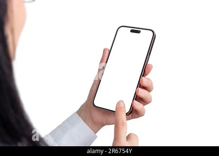Donna utilizza l'app sullo smartphone con schermo isolato per presentazioni efficaci. Schermo e sfondo isolati Foto Stock